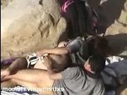 Ролик нудисты мастурбирует парню на пляже