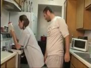 Скачать сестра дрочит брату на кухне